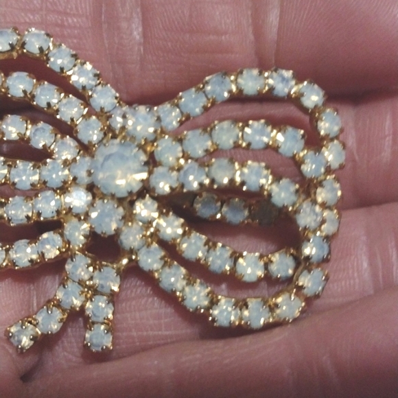 JEWELS BY PATRICIA VINTAGE TRIPLE BOW RHINESTONE GOLD-TONE 2" BROOCH PIN - Picture 5 of 10